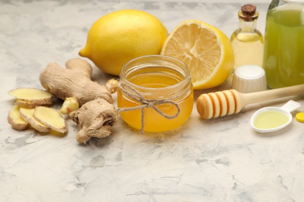 Cold and flu remedy ingredients including manuka honey, honey, ginger, lemon, green tea